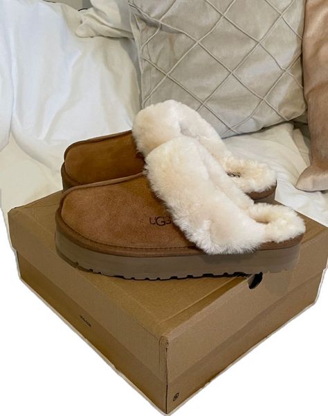 Ugg Platform Slippers, Cute Uggs, Ugg Slippers Women, Chestnut Uggs, Preppy Shoes, Pretty Shoes Sneakers, Cute Slippers, Winter Slippers, Ugg Slippers