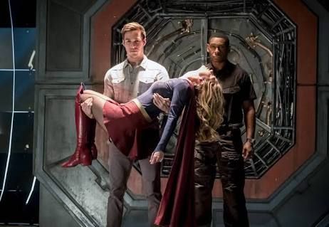 Monel and jonzz+j'onzz (supergirl) travel to Earth 1 in hope to save Kara and warn Barry. The Flash 3x17 The Flash Season 3, Supergirl Superman, Melissa Supergirl, Supergirl Tv, Cw Dc, Star Labs, The Flash Season, Dc Tv Shows, Supergirl Dc