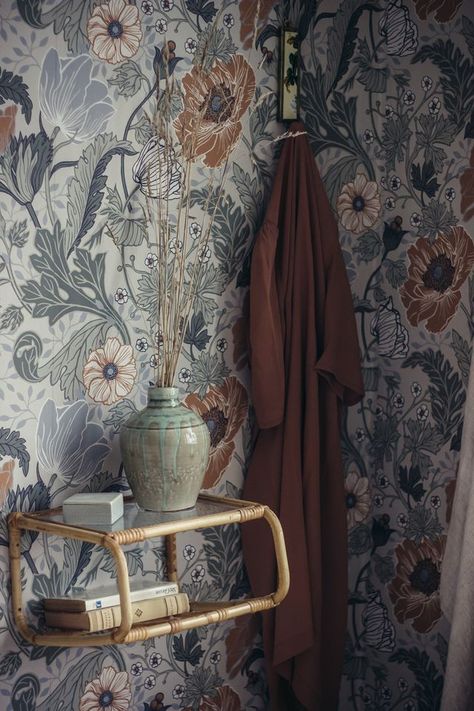 Att tänka på när du inreder med mönstrad tapet | Midbec Tapeter » Blogginlägg | Bloglovin’ Geometric Shapes Wallpaper, Flower Bedroom, Interior Wallpaper, Bathroom Wallpaper, Wallpaper Bedroom, Wallpaper Mural, Home Interiors, Retro Flowers, Home Wallpaper