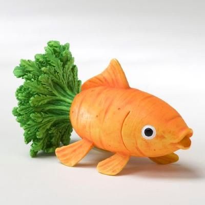 fish made out of carrot Vegetable Animals, Seni Resin, Deco Fruit, Veggie Art, Fruit Animals, Food Art For Kids, Food Sculpture, Fruit And Vegetable Carving, Amazing Food Art