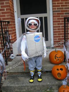 Astronaut in a space shuttle Halloween Costumes Boys, Astronaut Halloween Costume, Astronaut Halloween, Astronaut Costume, Best Friend Halloween Costumes, Diy Halloween Costumes For Women, Halloween Costumes For 3, Spooky Halloween Party, Homemade Halloween Costumes