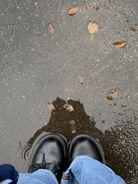 Outfits For A Rainy Day Aesthetic, Rainy Fit Aesthetic, Raining Outfit Aesthetic, Rainy Girl Aesthetic, Rain Girl Aesthetic, Rainy Day Selfie, Rainy Fits, Rainy Day Pics, Rain Outfit Aesthetic