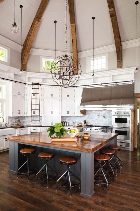 A gorgeous farmhouse style home Interior Design Minimalist, Fresh Kitchen, Upper Cabinets, Modern Farmhouse Kitchens, Large Kitchen, Farmhouse Style House, Counter Tops, Decor Minimalist, Style At Home