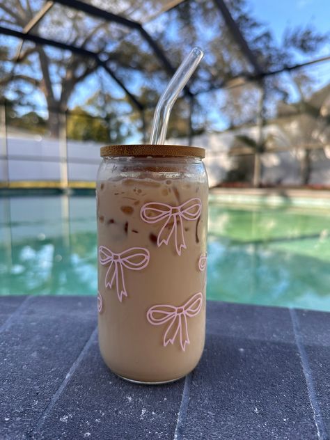 Super cute preppy glass cup!  This cup is 16 oz Comes with straw, lid, and cup! NOT DISHWASHER SAFE   Final sale. No returns/ refunds on drinkware. Glass Ice Coffee Cup, Insulated Wine Tumbler, Class Cups With Vinyl, Cute Smoothie Cups, Glass Cups With Lids, Cute Glass Tumbler Design, Cute Drink Bottles, Trendy Glass Cups, Cute Water Bottles With Straws