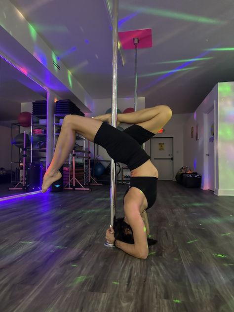 Beginner Pole Photoshoot Poses, Pole Exercise, Pole Poses, Gym House, Pole Dance Studio, Flamingo Fashion, Dance Pole, Dance Stretches, Pole Sport