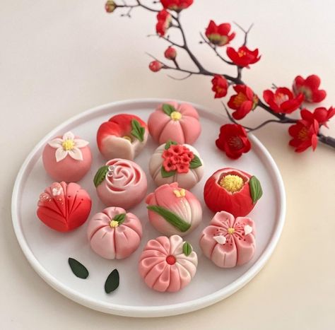 Wagashi Art, Kue Macaroon, Colorful Desserts, Kawaii Cooking, Japanese Dessert, Japanese Sweets, Kawaii Food, Japan Food, Cute Desserts