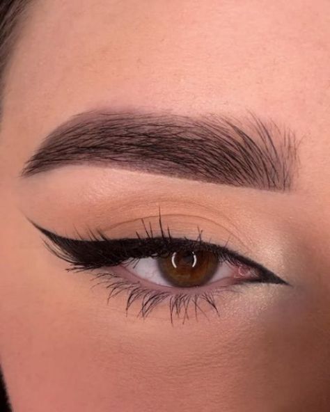 Simple Eye Makeup For Hazel Eyes, Makeup Ideas With Eyeliner, Eye Makeup With Eyeliner, Eyeliner Makeup Ideas, Makeup With Eyeliner, Sharp Eyeliner, Eyeliner And Lashes, Maquillage Yeux Cut Crease, Ball Makeup