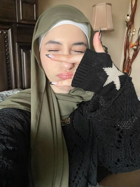 Poses For Pictures Hijab, Hijabi Poses For Pictures Instagram, Poses For Hijabis, Green Outfit Hijab, Green Hijab Outfit, Green Hijab, Hijab Fits, Simple Hijab Tutorial, Hijab Ideas