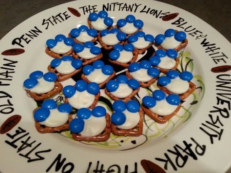 Penn State paw treats for the PSU games!!   (Snap pretzels, Wilbur white chocolate wafers & blue M & Ms) Penn State Tailgate Ideas, Penn State Birthday Party, Penn State Party Ideas, Penn State Graduation Party Ideas, Penn State Tailgate Food, Penn State Graduation Party, Penn State Party, Psu Tailgate, Penn State Tailgate