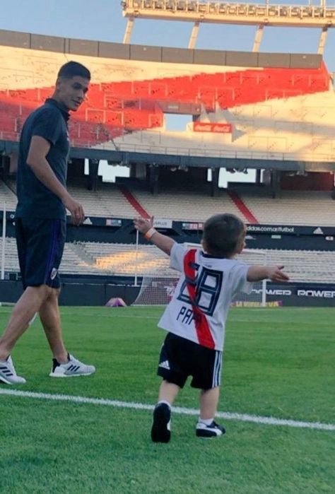 Lucas y bauti 😍 Julia Alvarez, Soccer Room, Footballers Wives, Leonel Messi, Baby Swag, Dream Family, River Plate, Baby Brother