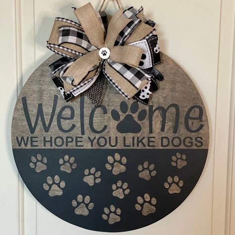 Dog Signs For Home Front Doors, Diy Dog Gifts, Door Rounds, Dog Door Hanger, Wedding Door Hangers, Wooden Rounds, Welcome Signs Front Door, Wooden Wreath, Welcome Door Hanger