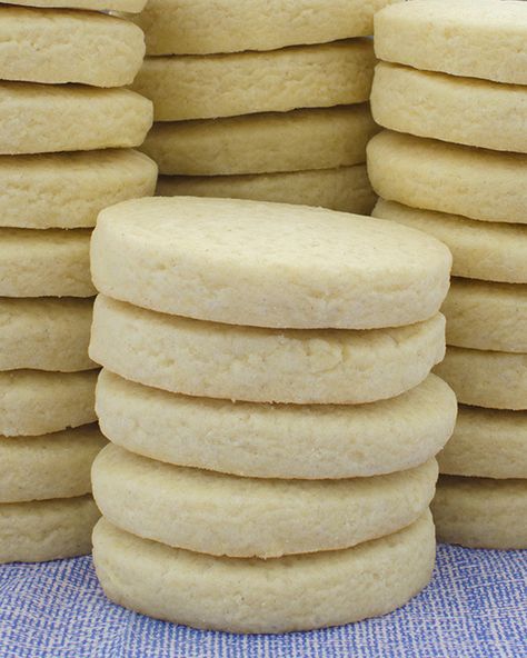 Basic Sugar Cookies - OMGChocolateDesserts.com Basic Sugar Cookie Recipe, Soft Sugar Cookies, Köstliche Desserts, Sugar Cookies Recipe, Cookie Cake, Cookie Desserts, Cupcake Cookies, Chocolate Desserts, Just Desserts