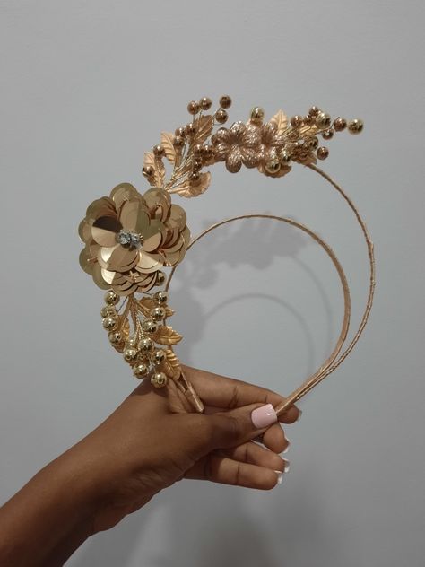 Hair Fascinators Head Pieces, Simple Fascinators, Facinators Wedding Hairstyles, Facinators Diy Headband, Facinators Wedding, Fascinator Styles, Diy Fascinator, Gold Fascinator, African Head Dress