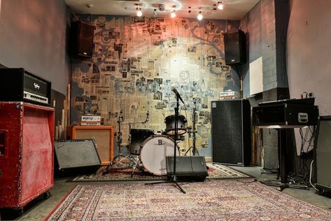 Garage Music Studio, Kids Music Room, Teen Music, Music Room Office, Band Rooms, Music Room Design, Home Recording Studio Setup, Recording Studio Setup, Band Room