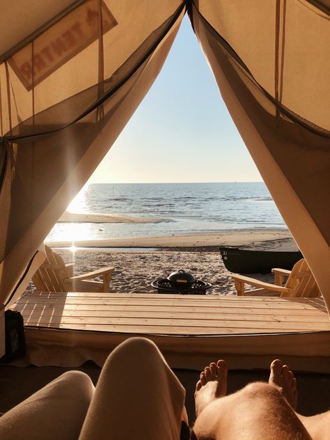 Beach Camping Aesthetic, Coastal Camping, Beach Glamping, Camping Date, Camping On The Beach, Playa Ideas, Camping Lifestyle, Camping Photo, Glamping Resorts