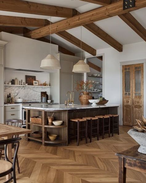 Kitchen Island Storage Ideas, Kitchen Island Storage, Casa Vintage, Kitchen And Dining Room, Wooden Beams, Stylish Kitchen, Design Living Room, Open Kitchen, Wood Kitchen