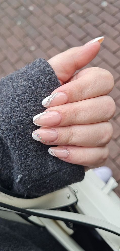 White Prom Nails Acrylic Almond, Cute Grad Nail Ideas, Acrylic Nails Almond Shape Design, Almond Homecoming Nails, Gr 8 Grad Hairstyles, Simple White And Silver Nails, White And Silver Nails Almond, Fun Prom Nails, Nails For School Dance