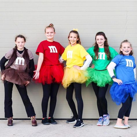 It's October so watch out, here come allllll the super quick and easy costume ideas 🙌 --- throw back to last year, this cute m&m crew even made these costumes themselves 👊 --- grab your tees and tulle at @michaelsstores and get to crafting! Have you ever made a no sew tutu? It's easier than you think! #teencrafts #teencreatives #tutuskirt #diycostume #halloweencostume #mandm #MichaelsMakers #makeitwithmichaels #madewithmichaels #sugarbeecraftclub #makersgonnamake #handmadehalloween M&m Halloween Costume, M&m Costume, Carnaval Ideas, Halloween Tutu Costumes, Halloween Costumes For Work, Cute Group Halloween Costumes, Candy Costumes, Bff Halloween Costumes, Best Friend Halloween Costumes