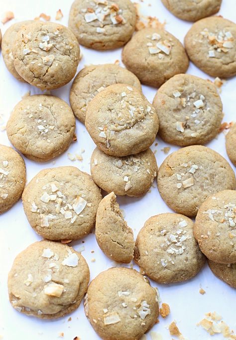 No-Butter Soft Honey Cookies: soft, chewy, rich one bowl honey cookies made with coconut oil. Perfect for Rosh Hashanah! | TruffleandTrends.com Cookies Made With Coconut Oil, Cookie Recipe With Oil, Honey Cookies Recipe, Coconut Oil Cookies, Recipe Using Honey, Honey Cakes, Honey Dessert, Baking With Coconut Oil, Coconut Baking