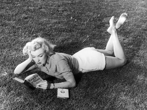 Marilyn Monroe reading “Leaves of Grass” in 1951/2. Marilyn Monroe Books, Marilyn Monroe Fotos, Estilo Marilyn Monroe, Dorothy Parker, Old Hollywood Style, Gentlemen Prefer Blondes, Marilyn Monroe Photos, Norma Jean, Norma Jeane