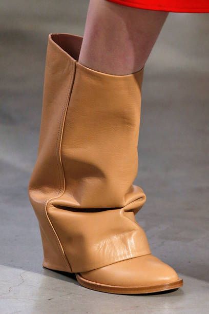 Ports 1961, Jeweled Shoes, Milano Fashion, Model Walks, Milano Fashion Week, Shoe Inspo, Textiles Fashion, Fabulous Shoes, 가을 패션