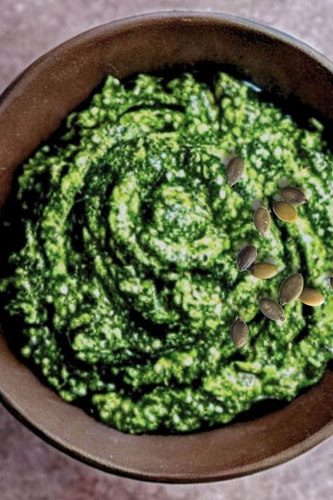 Kale and Pumpkin Seed Pesto (Raw) - Vegan Focus Pumpkin Seed Pesto, Raw Sushi, Raw Breakfast, Pumpkin Seed Recipes, Fall Vegan Recipes, Raw Pumpkin Seeds, Winter Cooking, Light Appetizers, Crunchy Salad