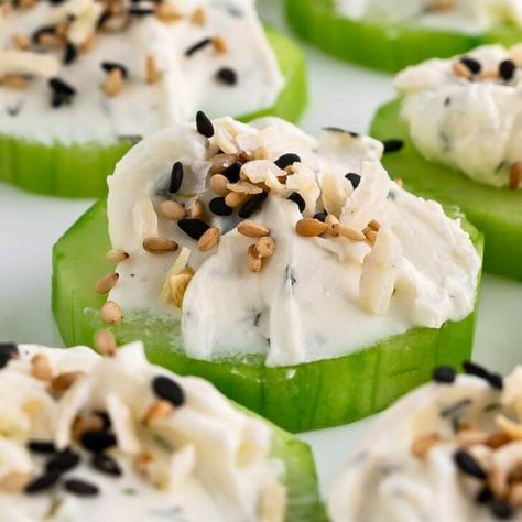 5-Minute Everything Bagel Cucumber Snacks - Yummy and fully Everything Bagel Cucumber, Bagel Cucumber, Cucumber Bites Appetizers, Carrot Cake Banana Bread, Snacks Yummy, Cake Banana Bread, Cucumber Snacks, Cucumber Appetizers, Cake Banana