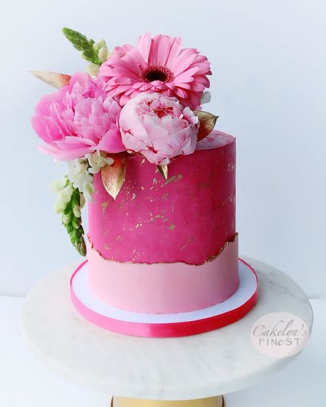 Cakelyn's Finest on Instagram: “Fun & Flirty Fuchsia 💕 . . . #buttercreamcake #buttercream #fuchsia #fuchsiabuttercream #peonies #freshflowers #funandflirty #pretty…” Viva Magenta Cake, Fuchsia Cake Birthday, Fuschia Cupcakes, Magenta And Gold Cake, Fuchsia Wedding Cake, Hot Pink Vintage Cake, Hot Pink Cakes, 40th Cake, Fuchsia Wedding