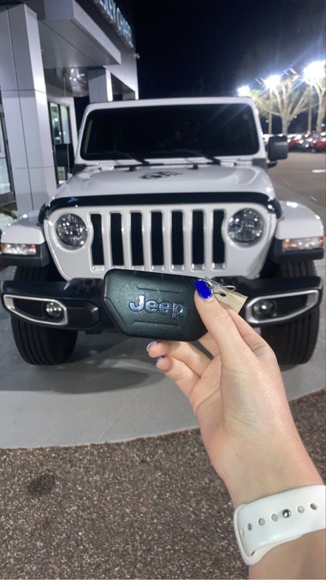 Jeep For Women, Jeep For Girls, Jeep Car Keys Aesthetic, Jeep Wrangler Keys, Jeep Vision Board, Jeep Car Keys, White Jeep Aesthetic, Jeep Wrangler Aesthetic, Jeep Wrangler Girly