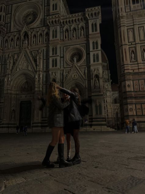 Firenze Photo Ideas, Florence Italy Winter Aesthetic, Florence Aesthetic, Florence Inspo Pics, Florence With Friends, Florence Winter, Girl With One Eye Florence, Italy Winter, Duomo Florence