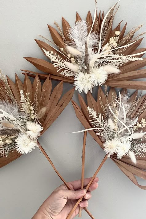 Dried Palm Bouquet, Paper Flower Arrangements Diy, Dry Flower Arrangements, Flower Bouquet Ideas, Palm Leaf Decor, Dried Flower Bouquets, Christmas Garlands, Dried Flower Wreaths, Flowers Dried