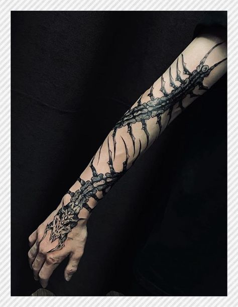 Dragon Tattoo Wrapped Around Arm, Wrap Around Tattoo, Around Arm Tattoo, Insect Tattoo, Type Tattoo, Wicked Tattoos, Creepy Tattoos, Tattoo Style Drawings, Hand Tattoos For Guys