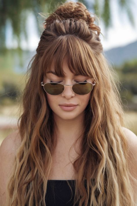 Capture the laid-back spirit of the 70s with this boho-inspired half-up hairstyle. Featuring loose waves and soft bangs, this look is perfect for those seeking easy and stylish hairstyle ideas with a retro touch. Whether you're at a festival or just enjoying a casual day out, this hairstyle brings a relaxed yet trendy vibe. Pin this to your hairstyle inspiration board and channel your inner bohemian! Up Hair With Bangs, Half Up Hair With Bangs, 70’s Hairstyles, 70s Hairstyles, Soft Bangs, 70s Hair, 70s Vibes, Hairstyle Inspiration, Bohemian Hairstyles