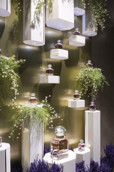 Perfume Display Ideas, Fragrance Display, Fragrance Store, Decoration Vitrine, Perfume Display, Visual Merchandising Displays, Window Display Design, Perfume Shop, Perfume Store