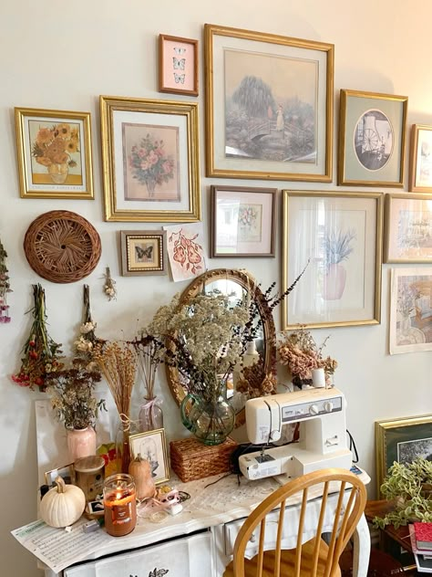 @aysia_arnold fall home decor wall collage thrifted vintage wall art dried flowers cottage core aesthetic autumn bedroom decor inspo florals artist creative interior design Art And Office Room, Aesthetic Vintage Apartment, Floral Wall Collage, Floral Vintage Aesthetic, Thrifted Collage Wall, Floral Gallery Wall Ideas, Granny Core Decor, Cottage Core Wall Decor Ideas, Living Room Thrift Decor