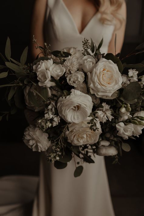 Who says crisp whites and greens can’t also be COZY? Julie and Jimmy’s elegant winter wedding at Walden took place during a freezing Polar Vortex, but the richness, warmth, and glow from their flowers brought life to their special day. Eucalyptus, pine, ferns and other seasonal greenery framed bouqu Winter Floral Bouquet, December Wedding Bouquets, Wedding Florals Greenery, January Wedding Flowers, Winter Wedding Flowers Bouquets, Garden Rose Bouquet Wedding, Winter Wedding Florals, White And Green Bridal Bouquet, Winter Bridal Bouquets