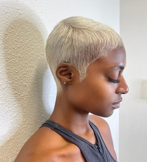 Hairstyle For Round Face, Short Pixie Hairstyles, Finger Waves Short Hair, Cute Pixie Haircuts, Short Dyed Hair, Short Relaxed Hairstyles, Short Hair Inspo, Scrub Corpo, Natural Hair Short