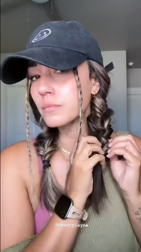 Baseball season means some fun with hats! Front and fishtail pigtail braids under baseball hat Hairstyles Under Hat, Hairstyles For Shorter Hair, Baseball Hat Hairstyles, Long Hair Tutorials, Baseball Hat Style, Work Hair, Long Hair Tutorial, Pigtail Braids, Shorter Hair