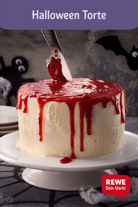 Anstelle von Pfirsichen kannst du auch Beeren in die Füllung geben. #Dessert #Torten #Vegetarisch #Herbst #Halloween #Pfirsich #Erdbeeren #Frischkäse #Marmelade #Sahne #Mascarpone #Kuchenfee #Backen Halloween Torte, Twilight Party, Cooking And Baking, Happy Halloween, Fondant, Halloween Party, Muffins, Food And Drink, Baking