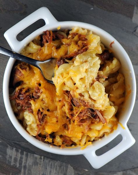 One of the meals we eat often in our family. Mac and cheese topped with BBQ pulled pork and topped with melted cheese. The whole family approves. Pulled Pork And Noodles, Pull Pork Mac And Cheese, Smoked Mac And Cheese With Pulled Pork, Smoked Pulled Pork Mac And Cheese, Pulled Pork Mac And Cheese Recipes, Pulled Pork Mac And Cheese, Pork Mac And Cheese, Runza Casserole, Mini Burger