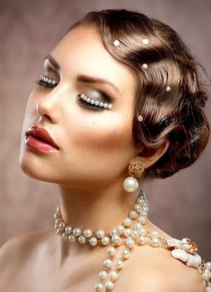 Pearl Wedding 1920s Ideas 1920s Makeup Look, Great Gatsby Makeup, Gatsby Makeup, Great Gatsby Hairstyles, Look Gatsby, 1920s Makeup, Gatsby Hair, Vintage Updo, Retro Wedding Hair