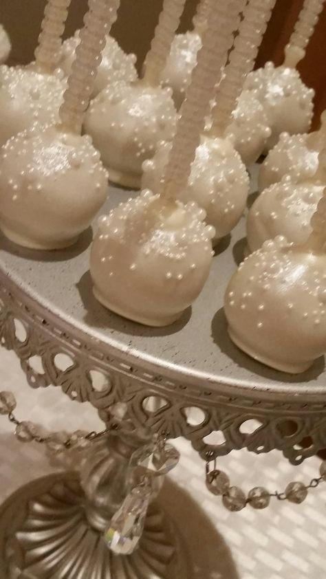 Pearl Dessert Table, Sweet 16 Fancy Party Ideas, Pearl Cake Pops, Beige Theme Party, Sage Beige Wedding, White Dessert Table Ideas, All White Dessert Table, Prom Desserts, Quince Dessert Table