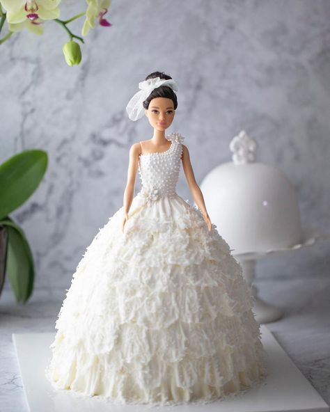 Barbie Dress Cake, Pink Bridal Party, Doll Wedding Dress, Fondant Flower Tutorial, Barbie Doll Cakes, Brides Cake, Wedding Dress Cake, Barbie Bride, Barbie Cake