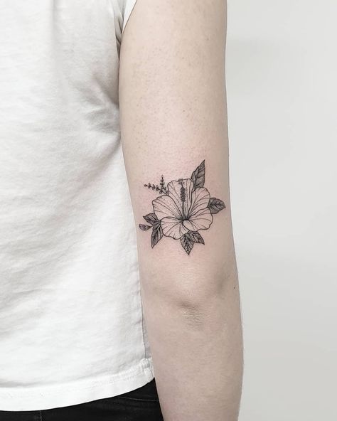 Indonesian Flower Tattoo, Flower Line Drawing Tattoo, Flower Line Drawing, Japan 2023, Drawing Tattoo, Hawaiian Flower, Tattoo Model, Tattoo Designs For Women, Tattoo Idea