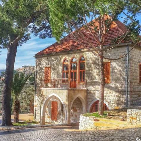 A Lebanese home masterpiece Lebanese House, Lebanese Architecture, Barbara Bush, Traditional Houses, Architecture Model Making, Beirut Lebanon, Traditional Architecture, Village Houses, Stone House