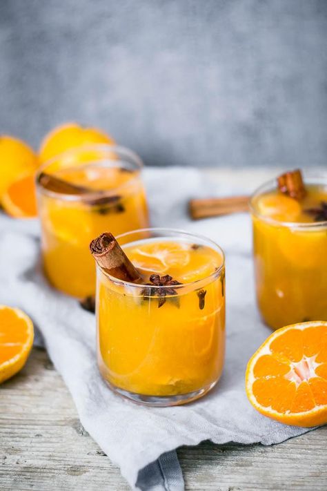 Easy to make from scratch warm autumn mulled mandarin juice! Mandarin Juice, Spiced Drinks, Make From Scratch, Vegan Holiday Recipes, Alcohol Free Drinks, Cozy Drinks, Vegan Holidays, Fall Drinks, Mocktail Recipe