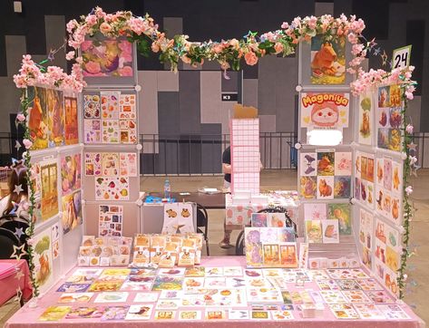 Artist Alley Storage, Convention Stand Ideas, Cute Stall Ideas, Artist Alley Table Display, Vending Table Set Up, Artists Alley Display, Artist Alley Tips, Art Stall Display Ideas, Art Booth Display Ideas