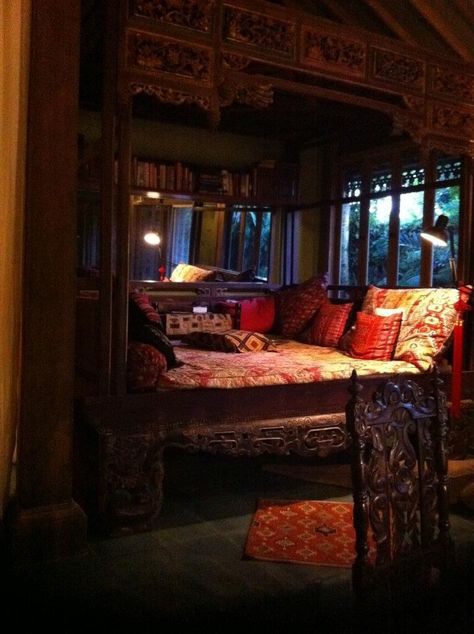 Castle Bedroom Dark, Victorian Seance Room, Royal Aesthetic Dark Castle Bedroom, Medieval Dur Bed, Medieval Inn Bedroom, Wedding Bed, Chinese Interior, Chinese Wedding, Pretty House