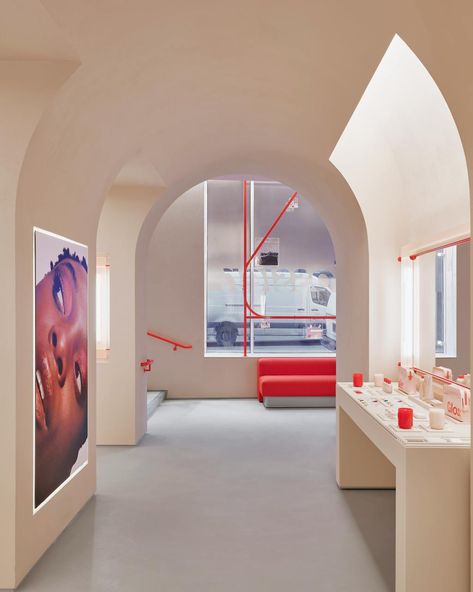 Glossier New York, Glossier Store, Monochromatic Room, Soho Loft, New York Loft, Places In New York, Carlo Scarpa, Soho Nyc, Retail Store Design