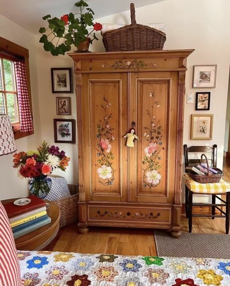 Vintage Furniture Aesthetic, Old Vintage Room, Armoire In Bedroom, Aesthetic Vintage House, Antique Room Ideas, Vintage Wardrobe Closet, Colorful Room Decor, Small Bedroom Storage, Diy House Renovations